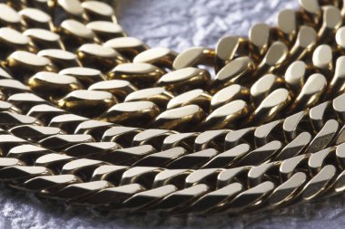 Arka planda güzel altın zincirler, yakın plan