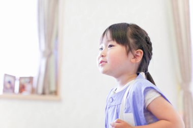 Arka planda Asyalı küçük bir kızın portresi