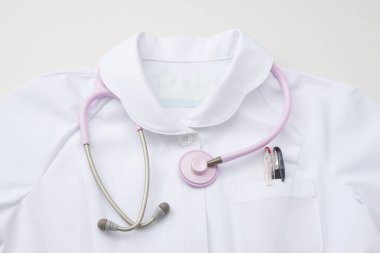 Beyaz üniformalı beyaz steteskop.