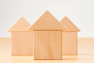 ev modelleri ve arka planda tahta küpler 