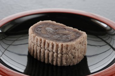 Geleneksel Japon tatlıları tabakta dinleniyor.