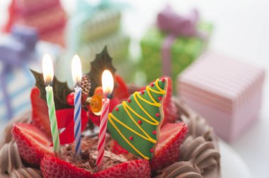 Meyveli ve yanan mumlu lezzetli tatlı pasta manzarası          