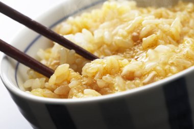 Lezzetli Japon pilavı ve kase içinde yumurta, yakın görüş.