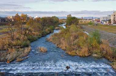 Asya şehrinde akan nehrin havadan görünüşü