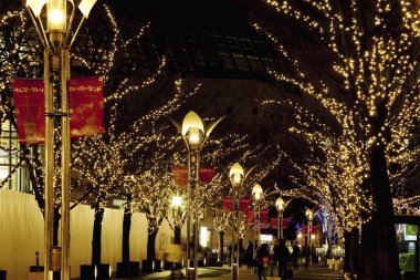 Noel desortaiyonları ağaçlarda, gece vakti çelenklerle    