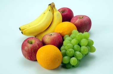 hafif arkaplanda farklı olgun meyveler