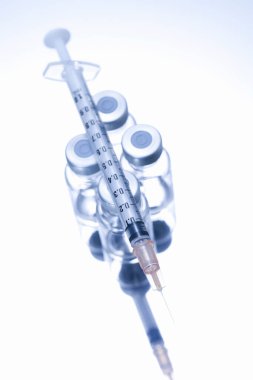 Beyaz arkaplanda izole şırıngalar ve ampuller