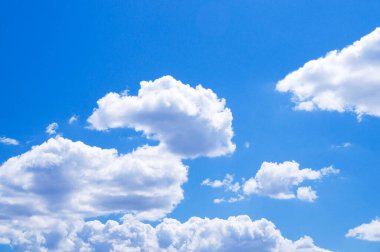 Mavi gökyüzü ve bulutlar arka plan