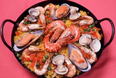 Karides midyeli renkli deniz ürünleri paella bezelye domatesleri.