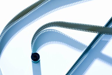 Beyaz arkaplanda film şeritlerinin yakın plan görüntüsü.         