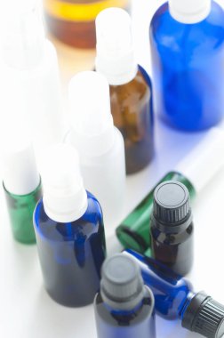 farklı renk ve boyutlarda şişe grupları