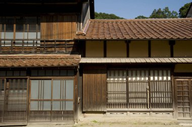 Geleneksel Japon ahşap evi sürgülü kapılar ve fayanslı çatı