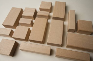 Beyaz arkaplanda tahta bloklar, kapatın