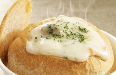 Ekmek kasesinde istiridye çorbası.