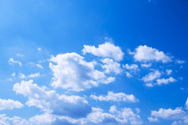 Mavi gökyüzünde güzel beyaz bulutlar. doğal arkaplan 