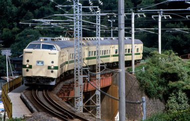 Tren Japon kırsalında demiryolunda, gündüz manzaralı. 