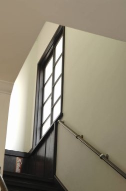 Beyaz duvardaki eski ahşap pencere