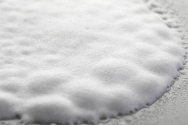 Beyaz sabunlu köpük dokusunun arka planı. Köpüklü şampuan köpüğü..