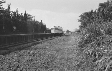 Tren raylarda hareket ediyor. siyah beyaz fotoğraf  