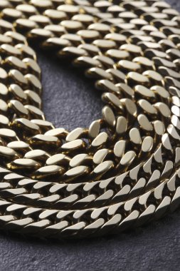 Arka planda güzel altın zincirler, yakın plan