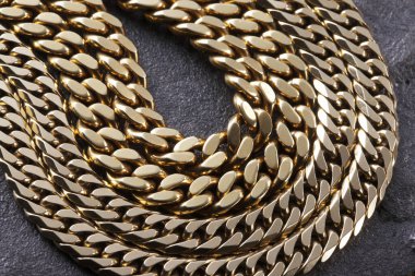 Arka planda güzel altın zincirler, yakın plan