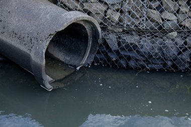 Sokaktaki paslı metal boru.