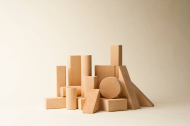 Beyaz arkaplanda tahta bloklar, kapatın