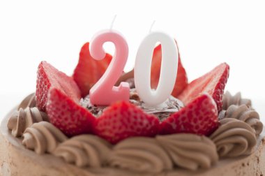 20 numaralı mum çikolatalı pasta ve çilek.  