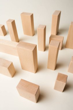 Beyaz arkaplanda tahta bloklar, kapatın