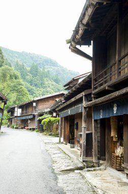 Gündüz vakti eski Japon köyünde ahşap evler 