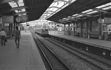 Japonya 'daki eski tren, sepya fotoğrafı.