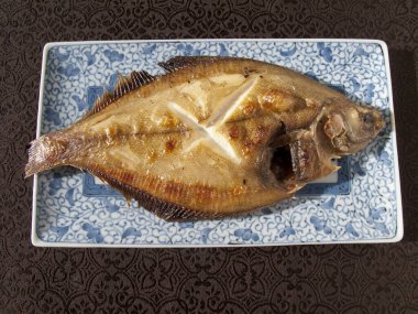 Tabakta kızartılmış tilapia balığı, üst manzara.