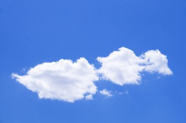 açık mavi gökyüzünde beyaz kümülüs bulutları, arka plan,