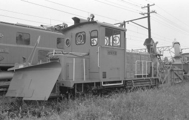 Şehirde eski bir lokomotif treni, siyah beyaz fotoğraf
