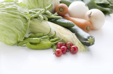 beyaz zemin üzerinde farklı sebze