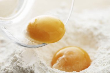 Cam kasede pişirmek için un ve yumurta.