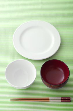 Boş Japon tabakları ve yemek çubukları masada servis ediliyor. 