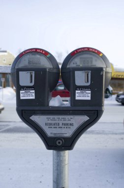 Karlı kış sabahı çift parkmetreleri gösteren yakın plan.