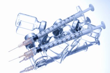 Beyaz arkaplanda izole şırıngalar ve ampuller