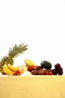 Taze ve olgun meyve ve sebzeler beyaz arka plandaki masada. 