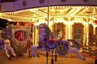 Lunaparkta aydınlatılmış atlıkarınca manzarası 