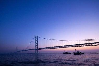 Köprü ve gün batımının olduğu açık hava manzarası        