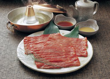 Baharatlı ve soslu çiğ et dilimleri.