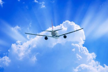 Bulutların üzerinde uçan uçak