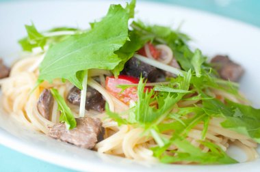 etli ve sebzeli makarna