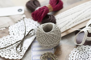 Ahşap yüzeyde çeşitli iplikler ve dantel malzemeler düzenlendi