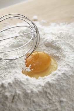 Un, yumurta sarısı masada.