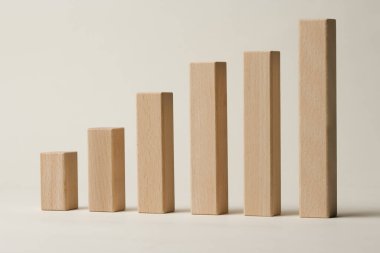 Beyaz arkaplanda tahta bloklar, kapatın