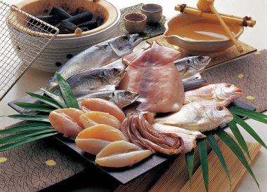 Taze balık ve deniz ürünleri ızgara için hazır.