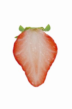 Beyaz arkaplanda taze çilek izole edilmiş.